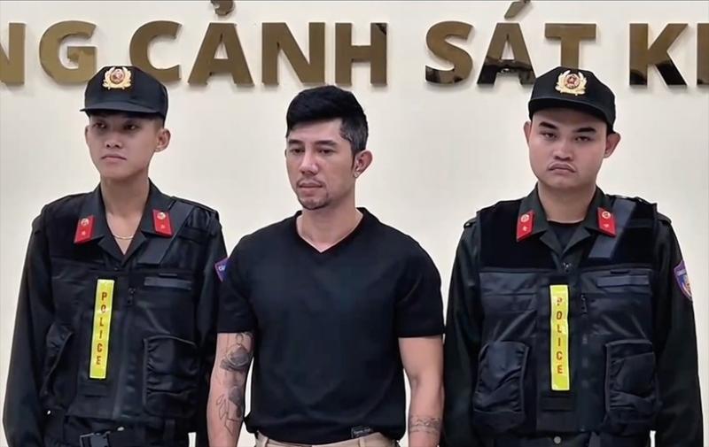 Lương Bằng Quang (giữa) khi bị khởi tố, bắt tạm giam về tội "Đưa hối lộ". Ảnh: CA