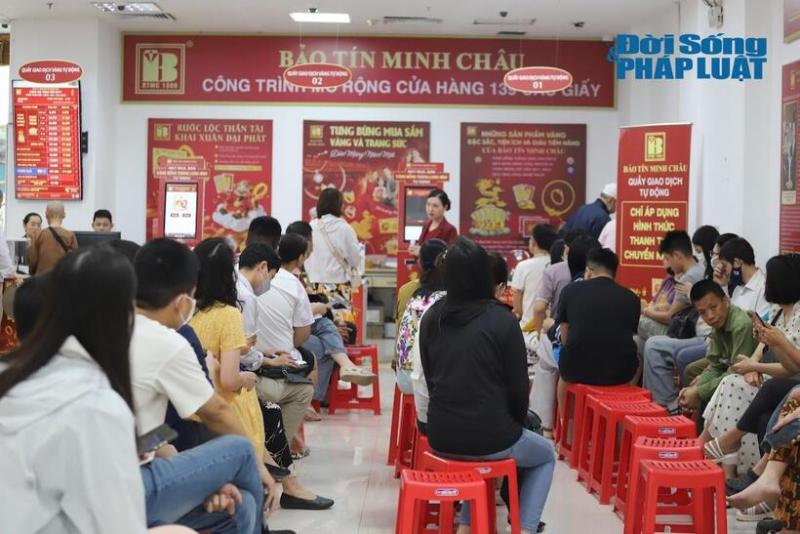 Từ sáng sớm, người dân đã có mặt xếp hàng tại cửa hàng của Bảo Tín Minh Châu (cơ sở Cầu Giấy, Hà Nội) để mua, bán vàng