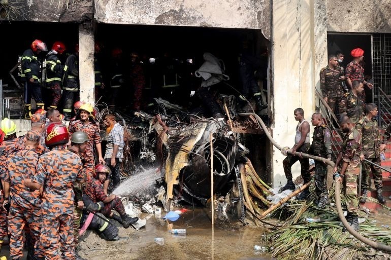 Hiện trường vụ rơi máy bay tại Bangladesh. Ảnh: Reuters