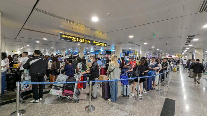 Giá vé máy bay đến TPHCM tăng mạnh trong kỳ nghỉ lễ 30.4 năm nay. Ảnh: Anh Tú
