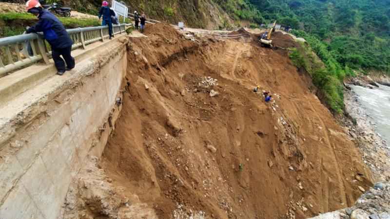 Phía dưới lan can cầu là vực sâu hơn 15 m. Ảnh: Sương Sương