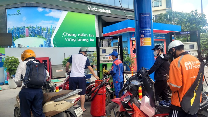 Từ hôm nay, xăng không chì bắt buộc phải được phối trộn, pha chế thành xăng sinh học để sử dụng cho động cơ chạy xăng trên toàn quốc. Ảnh: Người lao động