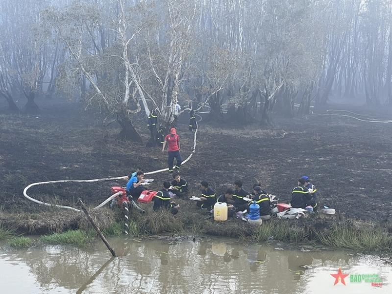 Sau nhiều giờ dập lửa, đám cháy tại Vườn quốc gia Tràm Chim đã được dập tắt. Ảnh: Quốc phòng Nhân dân.