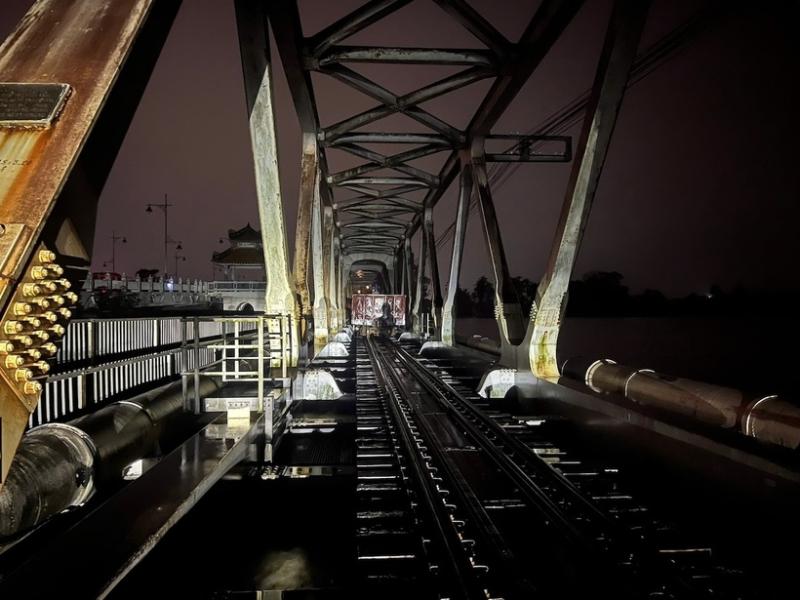 Ngành Đường sắt đã khẩn trương điều động 19 toa xe chở đá án ngữ trên cầu nhằm tăng tải trọng, gia cố kết cấu, tránh nguy cơ bị dòng nước siết cuốn trôi