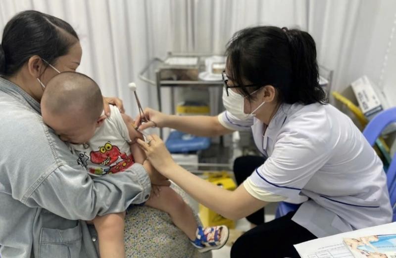Vaccine hỗ trợ kiểm soát dịch bệnh, đồng thời giảm biến chứng nặng do sởi trên bệnh nhân. Ảnh minh họa.