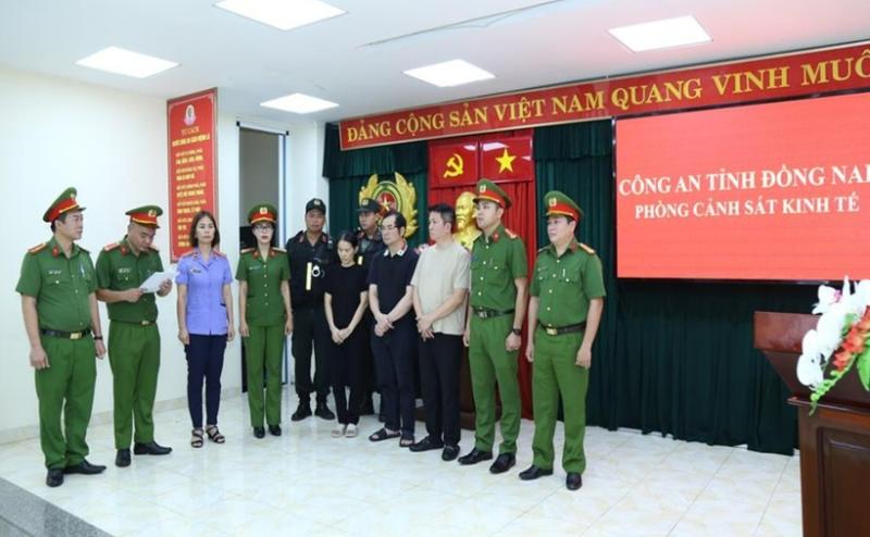 Công bố Quyết định khởi tố bắt tạm giam 3 bị can (từ trái qua Nguyễn Thị Tuyến, Đinh Văn Liên và Nguyễn Quốc Vũ). (Ảnh: Công an Đồng Nai)