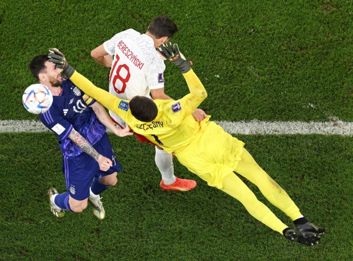 Thủ môn Ba Lan gạ Messi đánh cược trước khi cản phá phạt đền - 1