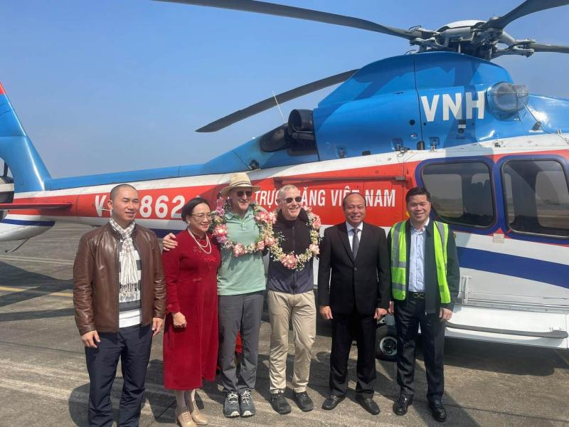 Lãnh đạo Sở Du lịch và UBND huyện Vân Đồn đón và tặng hoa cho 2 triệu phú Mỹ ngay khi xuống sân bay Vân Đồn. 2 du khách sẽ lưu trú trên vịnh Hạ Long 2 đêm, 3 ngày. Ảnh: Nguyễn Hùng