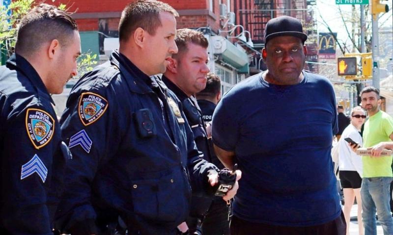 Frank James (phải), bị bắt tại Manhattan chiều 13/4. Ảnh: AP