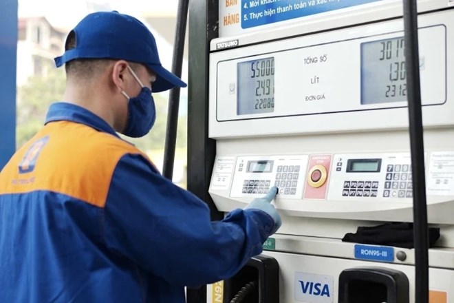 Giá xăng tăng gần 500 đồng/lít