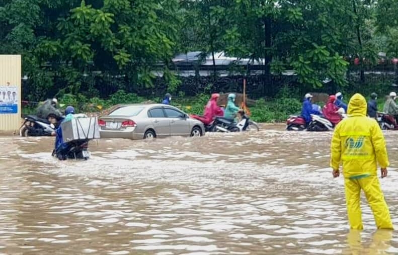 Nước ngập ở đường gom Đại lộ Thăng Long, sáng 23/5. Ảnh: Hoài Đức