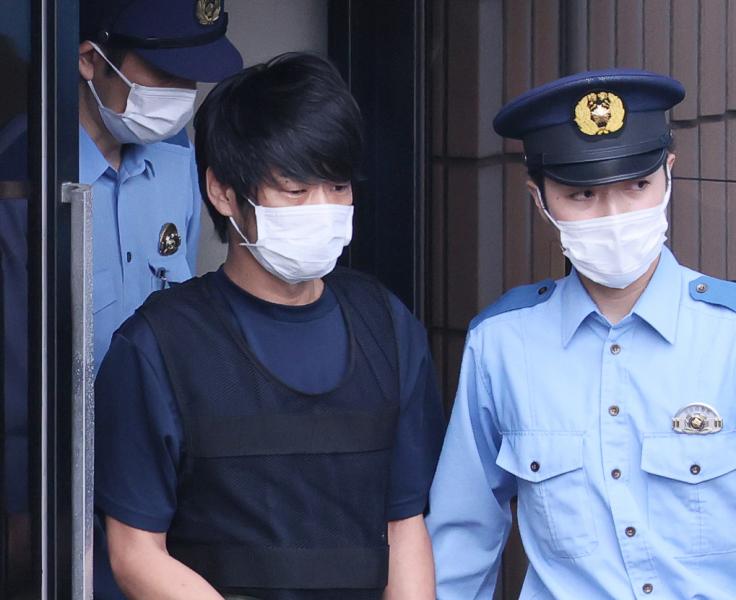 Nghi phạm Tetsuya Yamagami được hộ tống đến Văn phòng Công tố quận Nara, ngày 10/7. Ảnh: AFP.