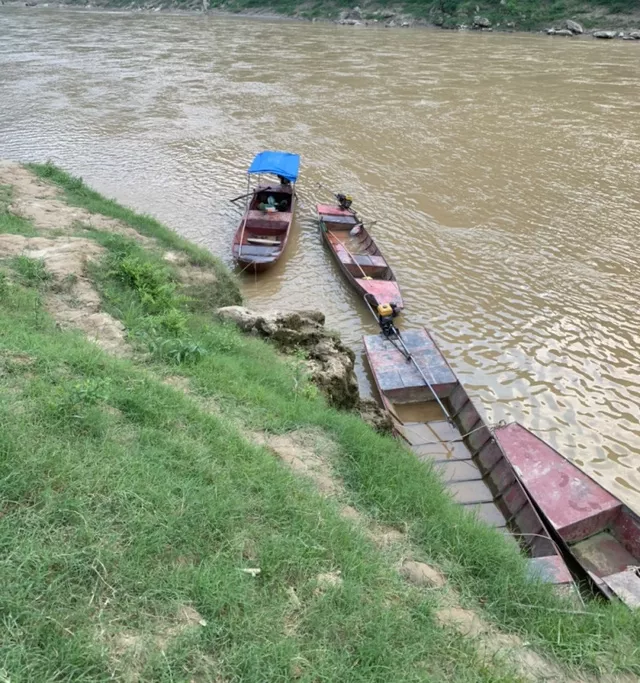 Vụ lật thuyền trên sông Chảy (Lào Cai): 100 người nỗ lực tìm kiếm 4 nạn nhân mất tích - Ảnh 1. Vụ lật thuyền trên sông Chảy (Lào Cai): 100 người nỗ lực tìm kiếm 4 nạn nhân mất tích - Ảnh 1.