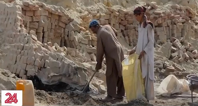 Nóng tới 49°C, nhiều người Pakistan nhập viện do say nắng - Ảnh 1. Nóng tới 49°C, nhiều người Pakistan nhập viện do say nắng - Ảnh 1.