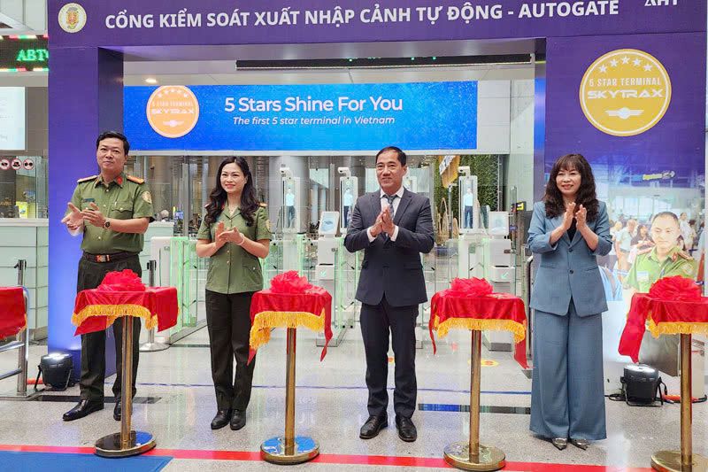 Cục Quản lý Xuất nhập cảnh, Bộ Công an đã tiếp nhận hệ thống cổng kiểm soát xuất nhập cảnh tự động (Autogate). Ảnh: Nguyên Thi