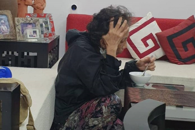 vu tinh that bong lai vi sao ba le thu van vua ra dau thu duoc tai ngoai 2