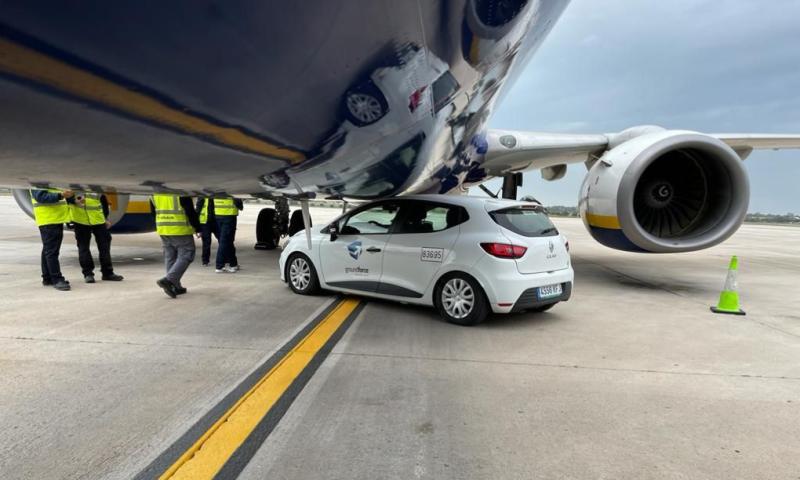 Ôtô không có người điều khiển lao vào máy bay đang đỗ do tài xế quên cài phanh. Ảnh: Iván Castro Palacios