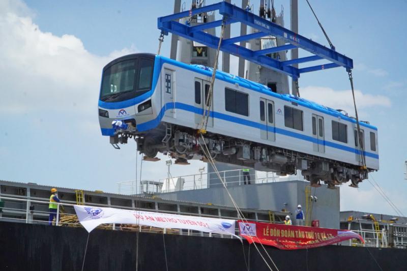 Toa tàu Metro Số 1 hạ tải xuống cảng Khánh Hội, trưa 6/5. Ảnh: Gia Minh