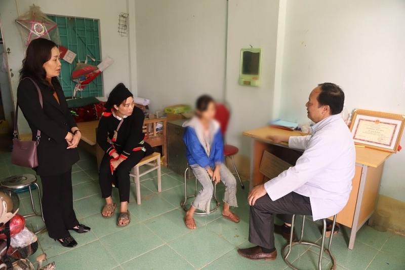 Theo dõi sức khoẻ 18 học sinh mắc chứng rối loạn phân li tập thể