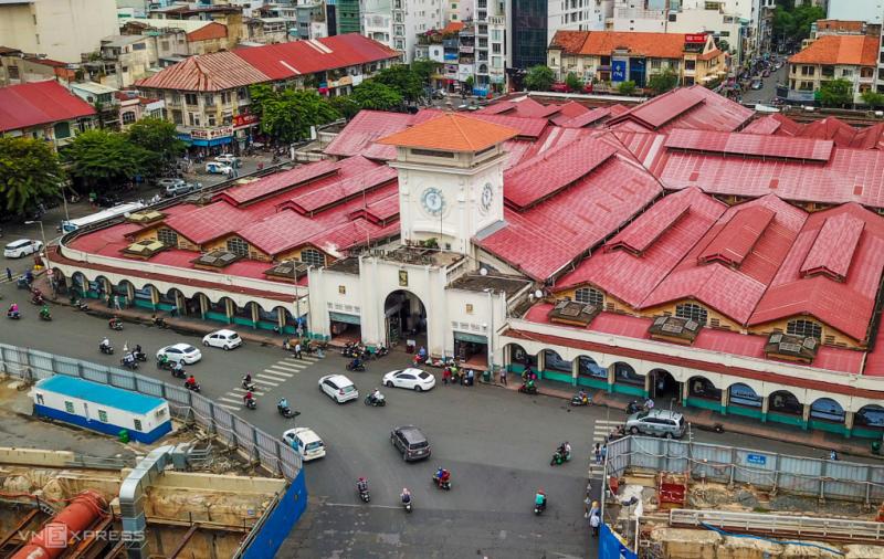 Chợ Bến Thành lúc vòng xoay phía trước đã bị phá dỡ để thi công ga ngầm metro, tháng 9/2019. Ảnh: Quỳnh Trần