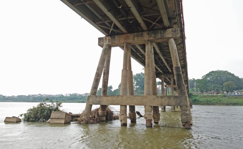 Trụ cầu Trà Khúc bị bong tróc, lộ lõi sắt. Ảnh: Phạm Linh