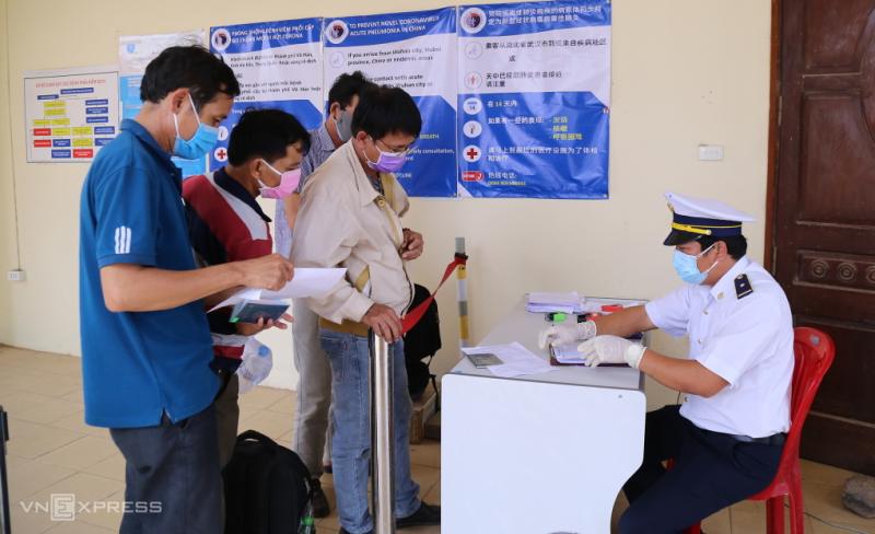 Cán bộ kiểm dịch y tế kiểm tra tờ khai y tế của công dân nhập cảnh về nước từ Lào, qua Cửa khẩu quốc tế Lao Bảo, Quảng Trị. Ảnh: Hoàng Táo