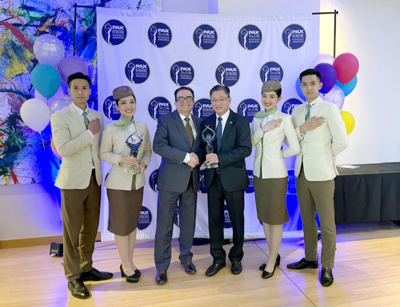 Ông Trương Phương Thành, Phó Tổng giám đốc Bamboo Airways (đứng thứ 3 từ phải sang) thay mặt hãng nhận giải thưởng tại lễ trao giải PAX Awards 2022. Ảnh: PAX