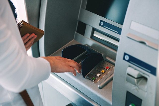 Rút tiền tại ATM bằng CCCD gắn chip: Làm sao để an toàn? - Ảnh 1. Rút tiền tại ATM bằng CCCD gắn chip: Làm sao để an toàn? - Ảnh 1.