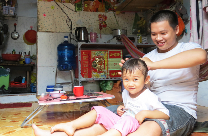 Công nhân Đức Phú và con gái trong căn phòng trọ ở phường Linh Xuân, TP Thủ Đức. Ảnh: An Phương