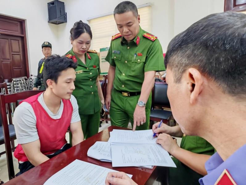 Các đối tượng tại cơ quan công an.