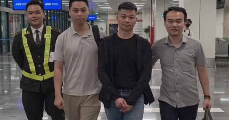 Đối tượng Nguyễn Tài Minh (áo đen, ở giữa). (Ảnh: X.M)