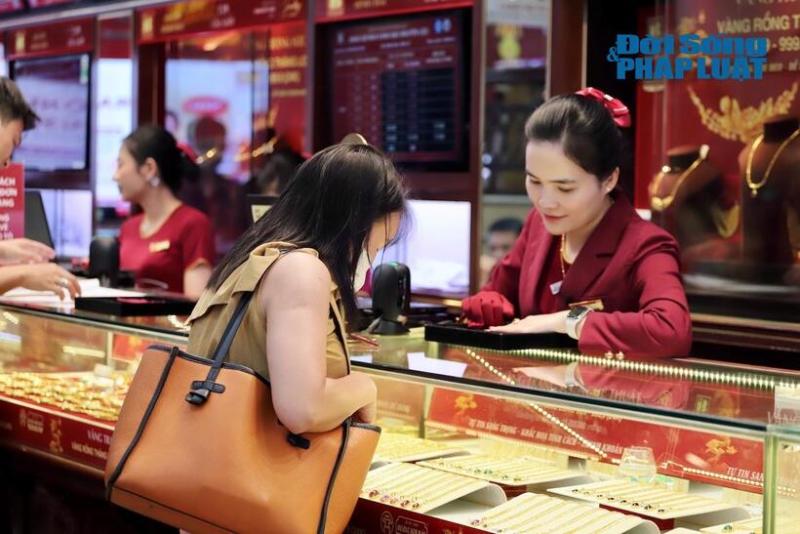 Mỗi khách hàng hiện được mua tối đa 10 lượng vàng nhẫn tròn trơn. Ảnh: Nguyễn Lâm