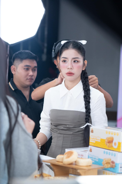 Hằng Du Mục bên chồng Trung Quốc và các con.