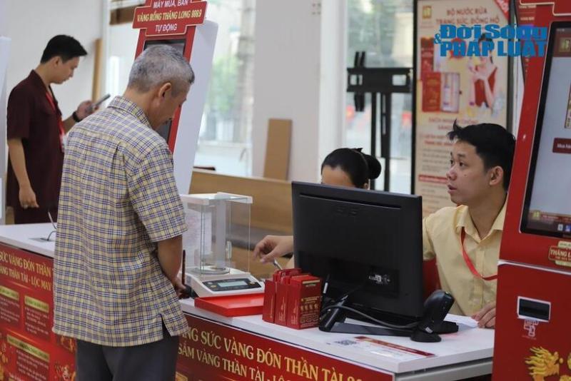 Đại diện doanh nghiệp này cho biết, hoạt động kinh doanh hiện vẫn diễn ra bình thường, đảm bảo thông suốt. Mọi quyền lợi hợp pháp của khách hàng vẫn sẽ được đảm bảo. Ảnh: Nguyễn Lâm