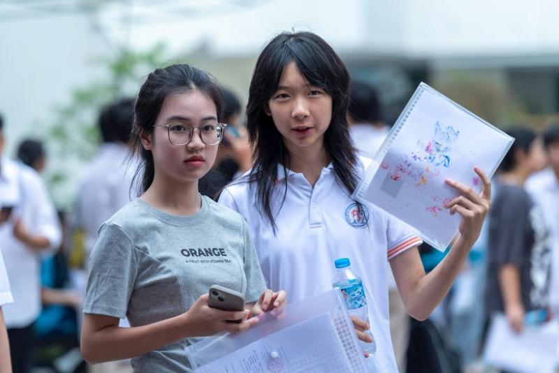 Nhiều học sinh đang rơi vào tình cảnh hoang mang, phải gấp rút điều chỉnh kế hoạch ôn tập khi một số trường đại học top đầu bất ngờ thông báo bỏ hoặc giảm mạnh chỉ tiêu xét tuyển khối C00. Ảnh minh họa