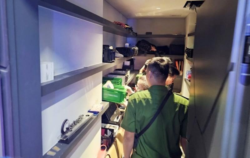 Cảnh sát khám xét căn hộ của Võ Thị Ngọc Ngân. Ảnh: VnExpress