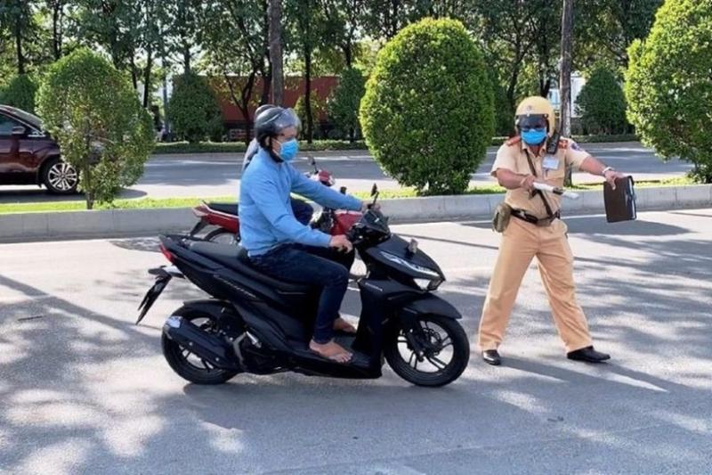 Xe máy chuyển hướng không xi nhan, gây tai nạn giao thông có thể bị phạt tới 14 triệu đồng, đồng thời bị trừ 10 điểm giấy phép lái xe. Ảnh minh hoa