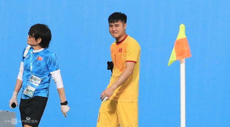 Văn Toản rời sân với ngón tay băng bó, ở trận ra quân hoà Thái Lan tại giải U23 châu Á 2022. Ảnh: Lâm Thoả