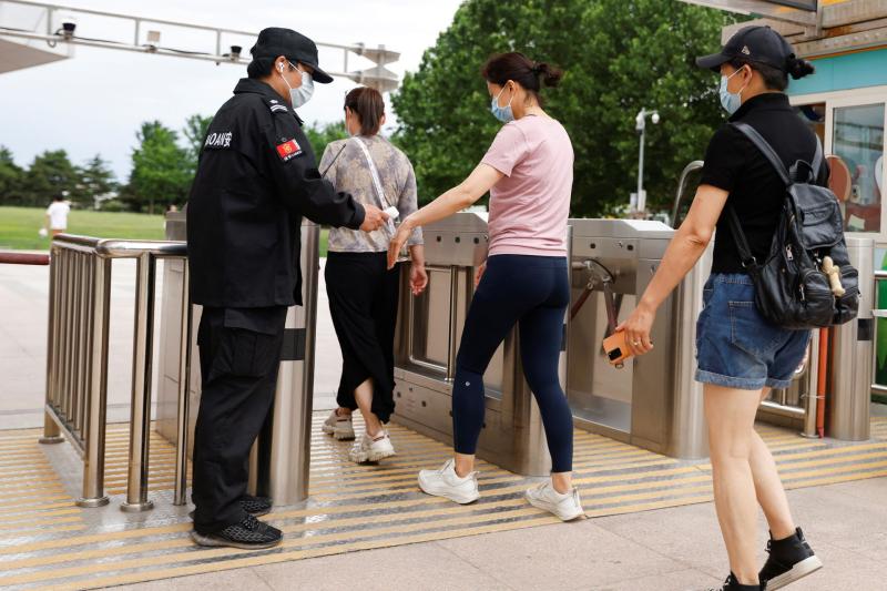 nguoi dan bac kinh bat dau tro lai lam viec thuong hai sap ket thuc dot phong toa2 nguoi dan bac kinh bat dau tro lai lam viec thuong hai sap ket thuc dot phong toa2