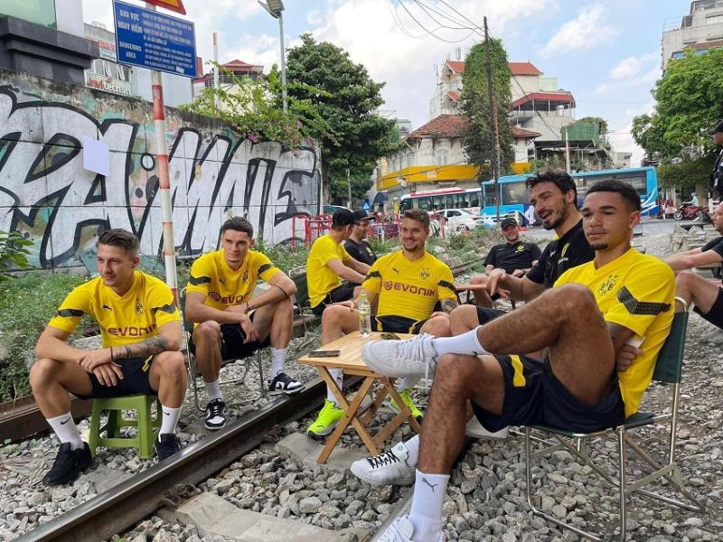 se xu phat quan ca phe duong tau de dan cau thu dortmund ngoi tren duong ray se xu phat quan ca phe duong tau de dan cau thu dortmund ngoi tren duong ray