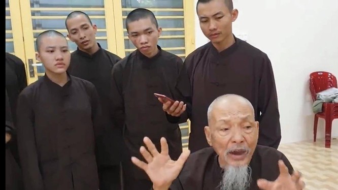 Ông Lê Tùng Vân và những người ở Tịnh thất Bồng lai. Ảnh: Vietnamnet