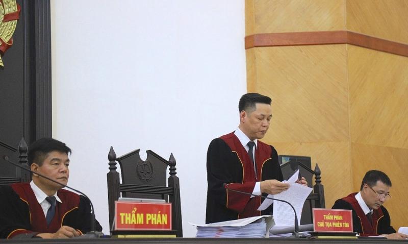 Chủ tọa Mai Anh Tài đọc quyết định xét xử phúc thẩm vụ án, sáng 27/6. Ảnh: Danh Lam