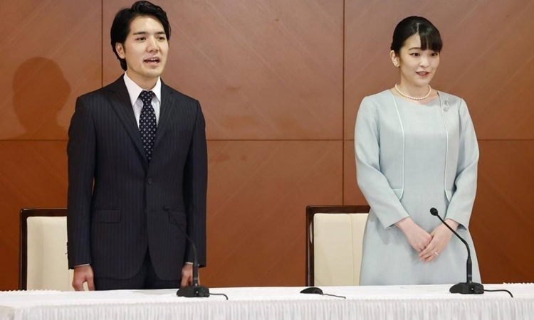 Cựu công chúa Mako (phải) cùng chồng Kei Komuro trong cuộc họp báo thông báo đính hôn tại khách sạn Grand Arcl, Tokyo, Nhật Bản, hồi tháng 10/2021. Ảnh: Nikkei Asia.