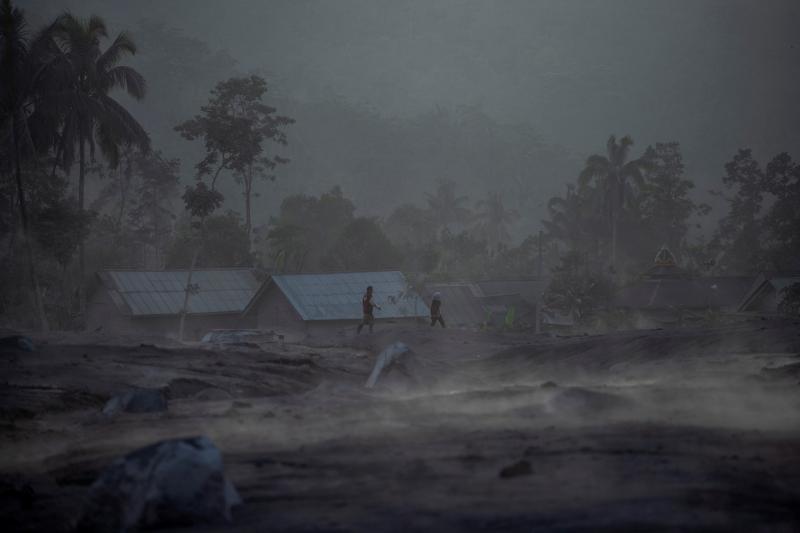 Ngọn núi lửa cao nhất Indonesia phun trào, người dân sơ tán hàng loạt
