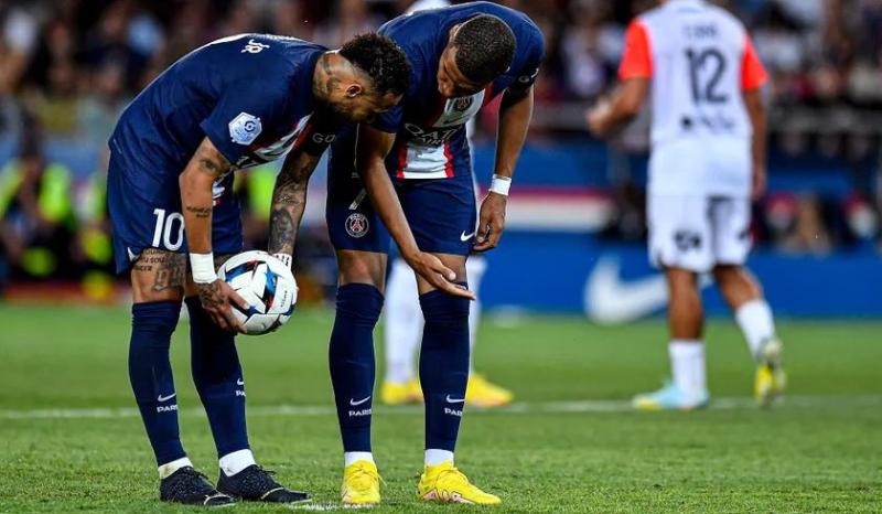 Mbappe tro mat voi Neymar anh 1