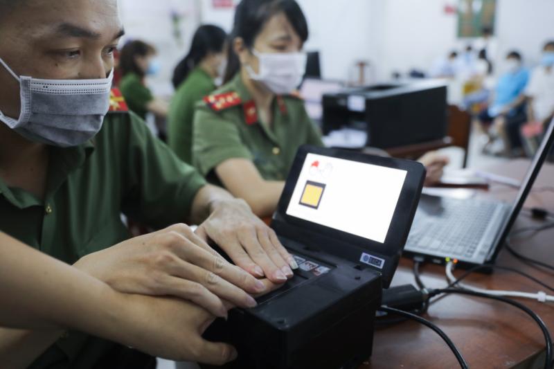 Người dân đến làm căn cước công dân gắn chíp tại TP Thủ Đức tháng 3/2021. Ảnh: Quỳnh Trần