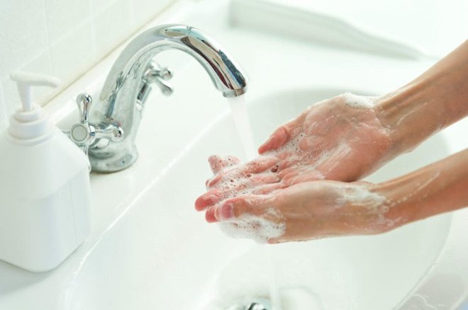 Vệ sinh tay dưới vòi nước chảy. Ảnh: Vinmec