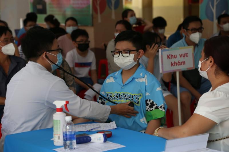 Học sinh lớp 6 trường tiểu học Võ Trường Toản được tiêm vaccine tại điểm trường Nguyễn Bỉnh Khiêm quận 1, sáng 16/4. Ảnh: Đình Văn
