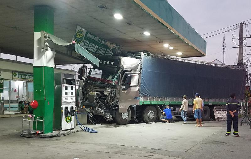 Xe tải húc đổ hai trụ bơm của cây xăng trên quốc lộ 1, sáng 18/4. Ảnh: Đình Văn