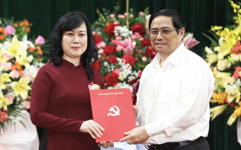 Thủ tướng trao quyết định điều động bà Đào Hồng Lan làm quyền Bộ trưởng Y tế trưa 15/7. Ảnh: Ngọc Thành